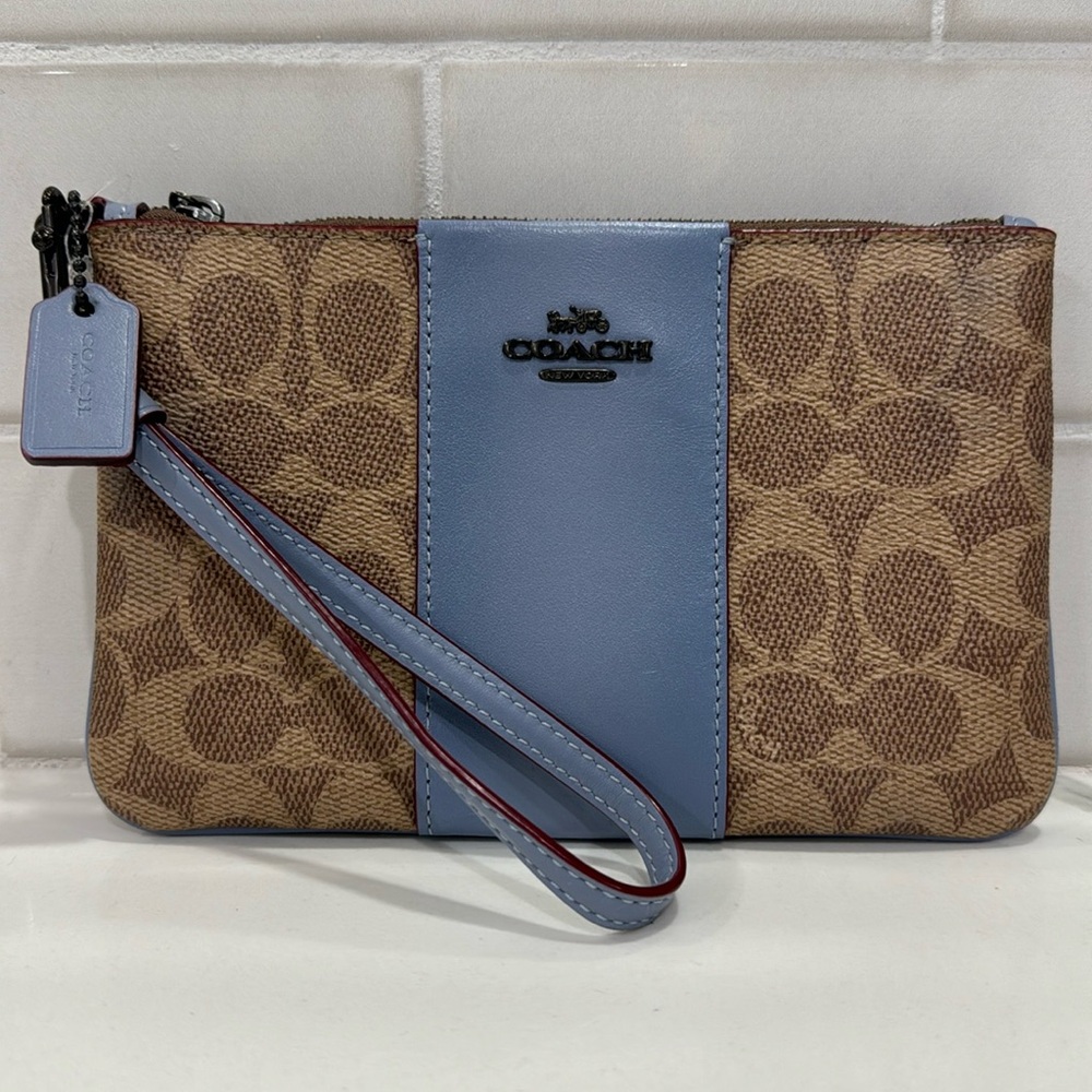 Coach Wristlet. EUC